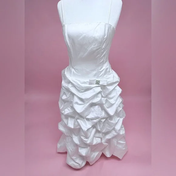 Elegant David’s Bridal White Strapless Gown - Picture 2 of 7